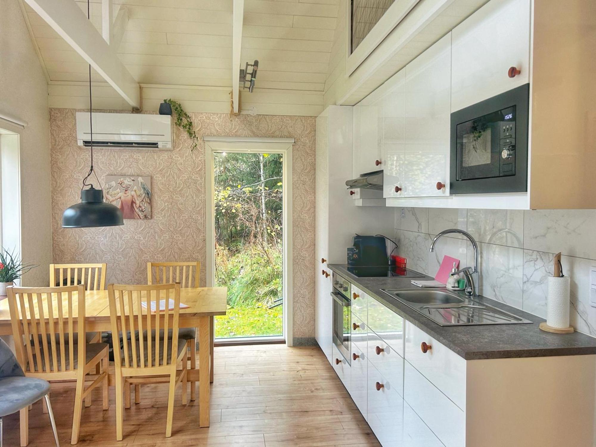 The Blomsholm Cabin - Recharge Your Electric Car Stromstad Ngoại thất bức ảnh
